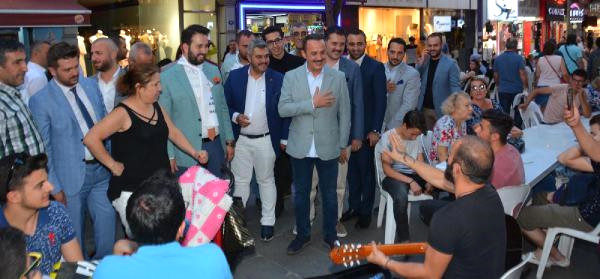 Ak Partili Şengül, Karşıyaka Çarşısı’nda İzmir Marşı Çaldırdı