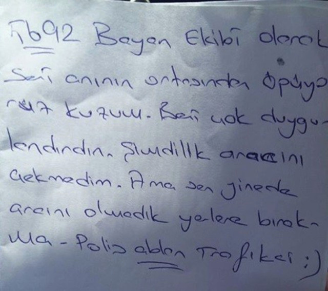 Aracın Arkasındaki Yazı Çekilmekten Kurtardı