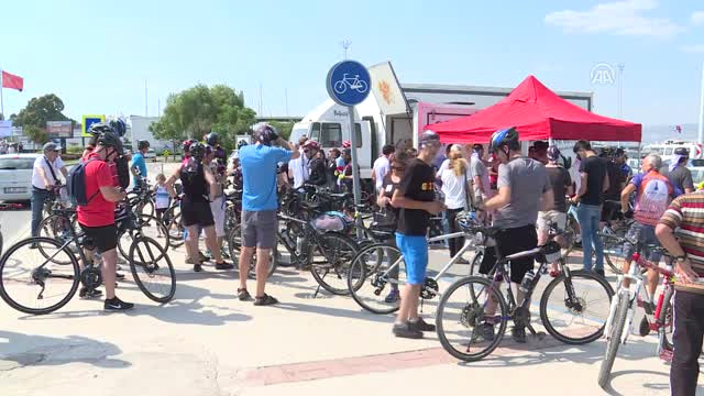 İzmir’de Hafif Ticari Aracın Bisikletlilere Çarpması – Olay Yerine Karanfil Bırakıldı