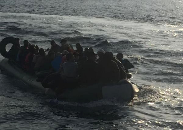 İzmir’de Lastik Botlarda 115 Kaçak Göçmen Yakalandı