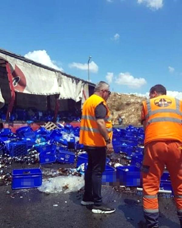 Kaza Yapan Tır’da Yüklü Bira Şişeleri Yola Saçıldı