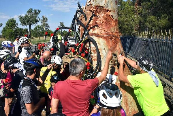 Kazada Ölen Eray’ın Ağaca Bağlanan Bisikletine Karanfil Taktılar