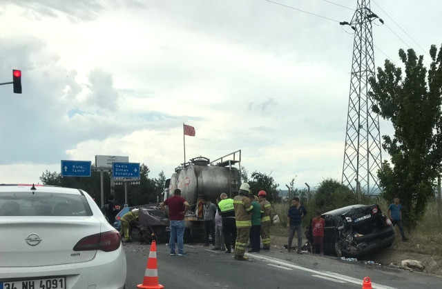 Uşak’ta Kırmızı Işıkta Duramayan Kamyon 6 Aracı Paramparça Etti