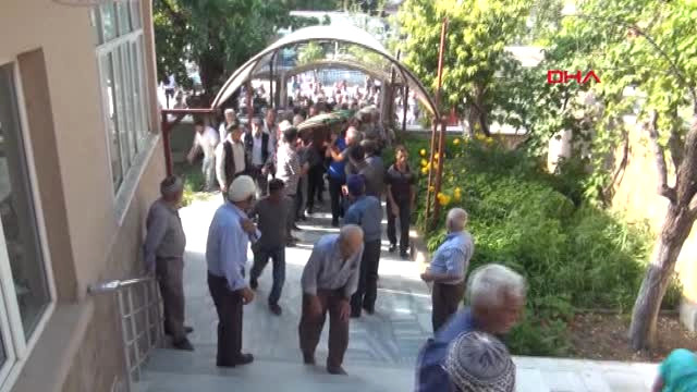 İzmir – Yaşlı Çift Evlerinde Öldürüldü, Oğulları Gözaltına Alındı