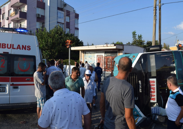 İzmir’de Otomobil ile Minibüs Çarpıştı: 6 Yaralı