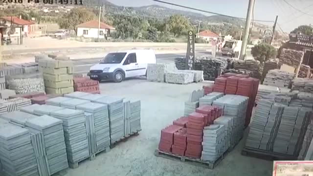 Karaburun’da Otomobil Temizlik İşçilerine Çarptı: 3 Yaralı