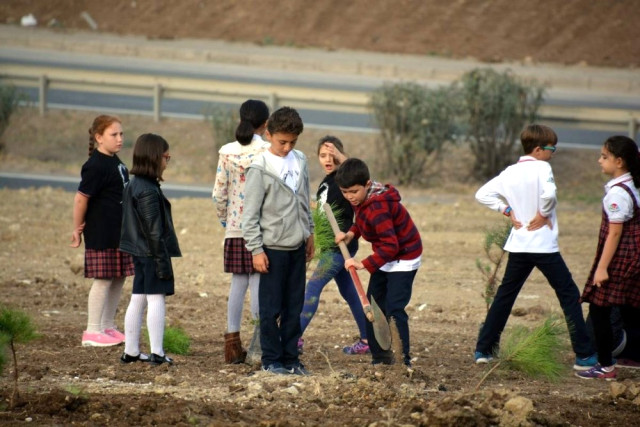 Aliağa’da Minikler Cumhuriyet’in 95. Yılına Özel Fidan Dikti