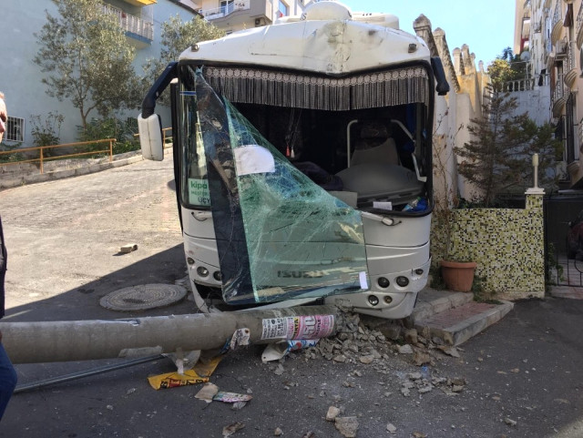İzmir’de Korku Dolu Anlar: Freni Boşalan Midibüs Dehşet Saçtı