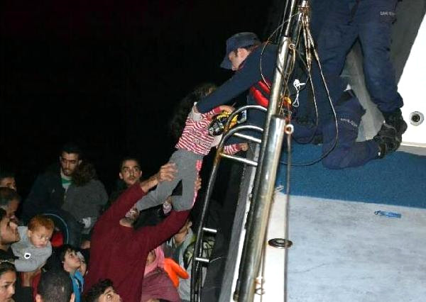 İzmir’de Lastik Botlarda 181 Kaçak Göçmen Yakalandı