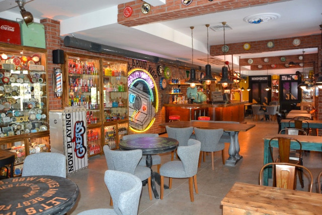 Dünya’dan Topladığı Ürünlerle İş Yerini Dekore Etti