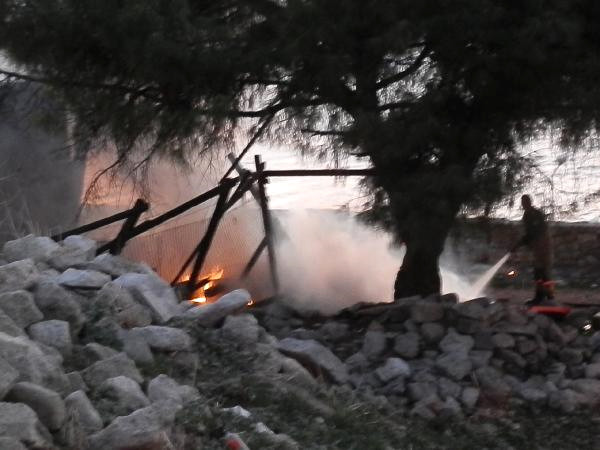 Foça’da Patlama Sesi ve Yangın Korkuttu