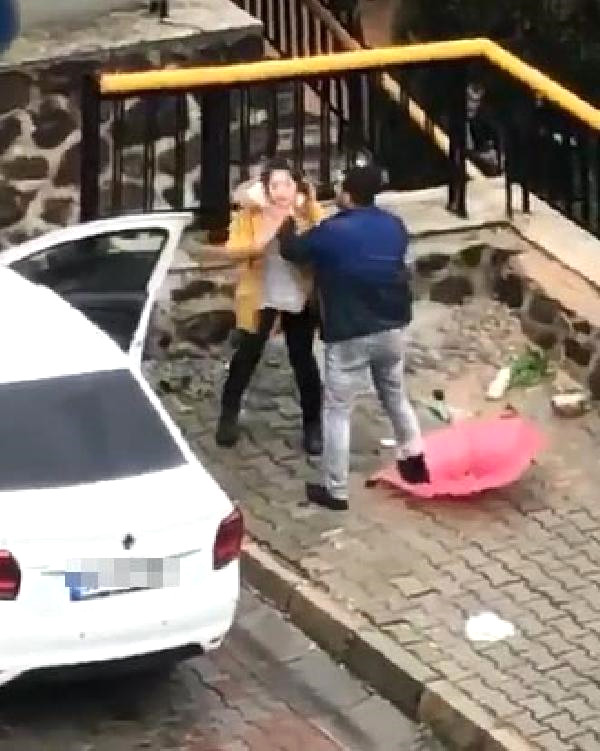 İzmir’de Sokak Ortasında Kadına Dayağa Büyük Tepki