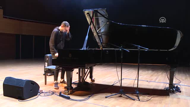 Peter Bence İzmir’de Konser Verdi
