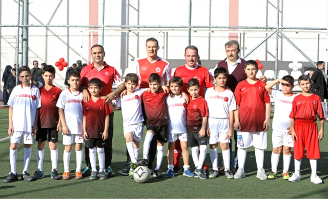 Futbolcu Vekil Alpay, Türk ve Suriyeli Çocuklarla Sahaya Çıktı