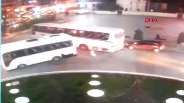 İzmir Kontrolden Çıkan Servis Otobüsü Yayaları Ezdi 1 Ölü, 2 Yaralı