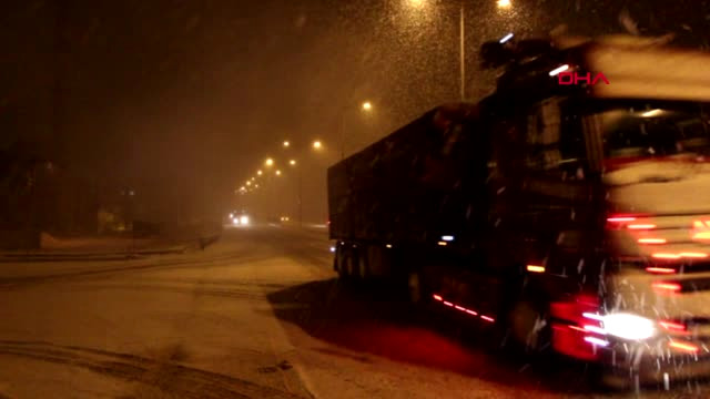 Manisa Kar Yağışı Nedeniyle Karayolu 2 Saat Trafiğe Kapalı Kaldı
