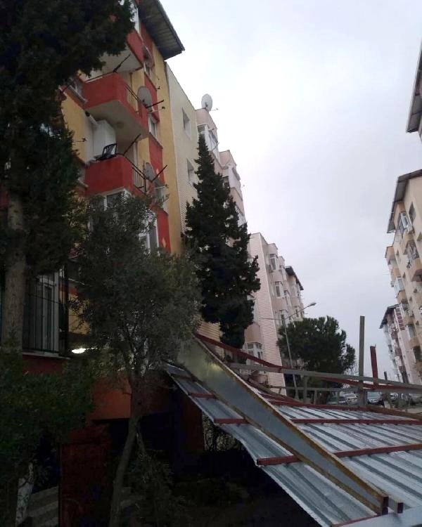 İzmir’de Fırtına Nedeniyle Ağaçlar Devrildi, Çatılar Uçtu, Vapur Seferleri İptal Edildi (3)