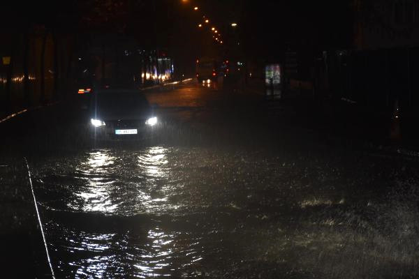İzmir’i Sağanak Vurdu