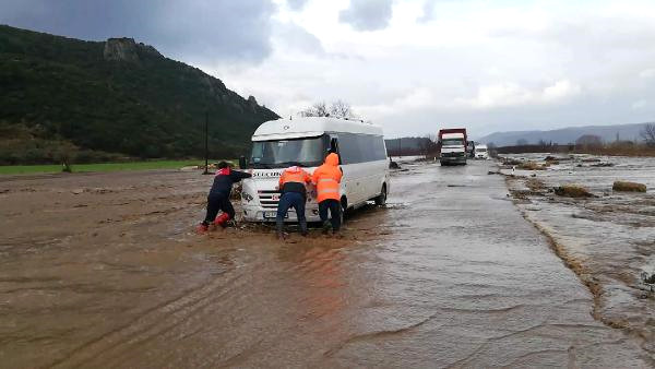Tire-Belevi Karayolu, Sel Nedeniyle Ulaşıma Kapandı (2)