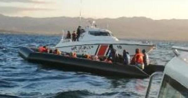 Dikili’de Lastik Botta 47 Kaçak Göçmen Yakalandı