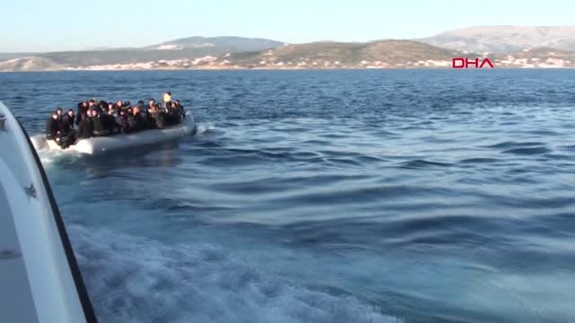 İzmir Çeşme’de Denizde 44 Kaçak Göçmen Yakalandı