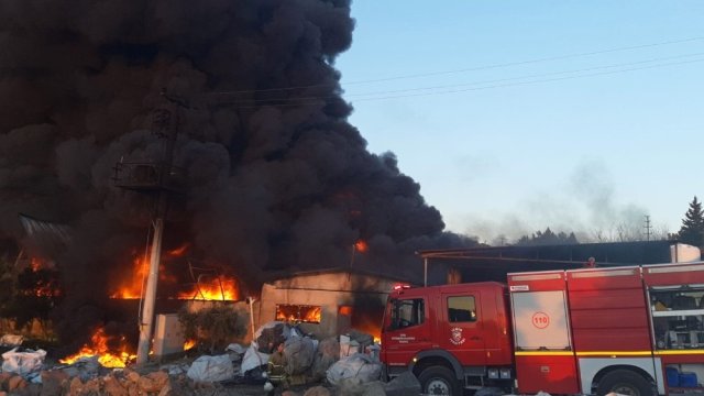 İzmir’de Plastik Fabrikası Alevlere Teslim Oldu