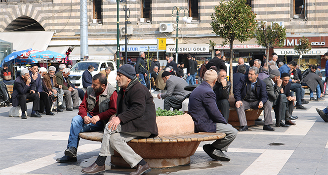 Diyarbakır’da vatandaşlar korona virüs tedbirlerine uymayarak sokaklara akın etti