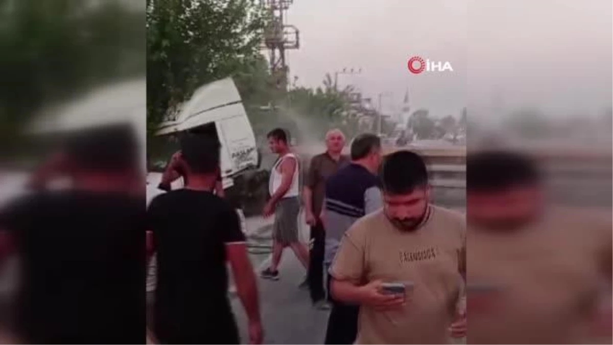 İzmir’de araba tırın dorsesine ok üzere saplandı: 1 meyyit