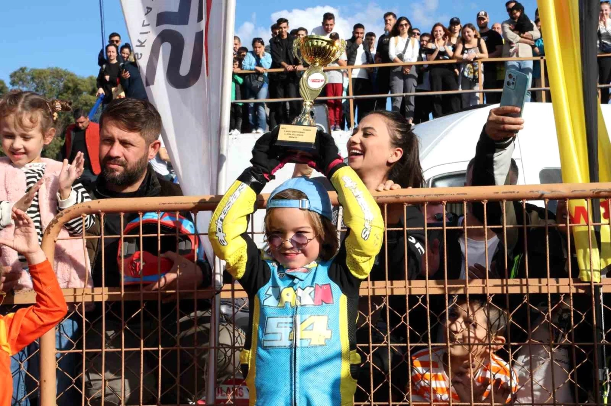 Kenan Sofuoğlu’nun oğlu Zayn, Türkiye Pist ve Süpermoto Şampiyonası’nda birinci oldu