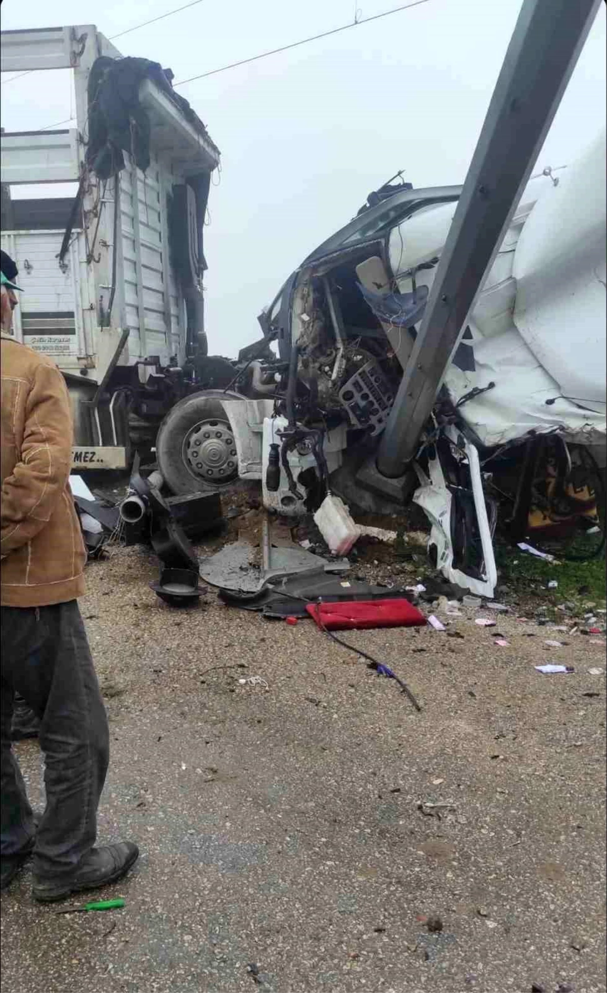 İzmir’de tren tırla çarpıştı, tır şoförü yaralandı