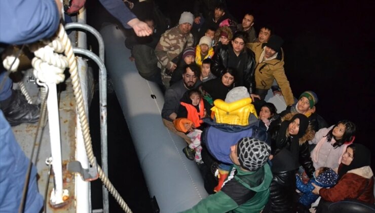 İzmir’de 104 sistemsiz göçmen kurtarıldı, 82 göçmen yakalandı