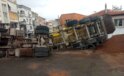 İzmir’de hafriyat kamyonu devrildi