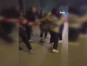 Kız öğrenciler hengame etti, arkadaşları izledi…O anlar kamerada