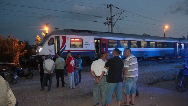 İzmir’de tren traktöre çarptı, şoför yara almadan kurtuldu