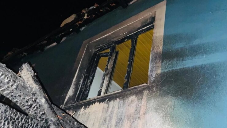 İzmir’in Bayındır ilçesinde çıkan yangında iki mesken ile bir ahır ziyan gördü