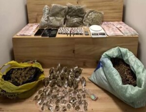 İzmir’de Uyuşturucu Tacirlerine Baskın: 10 Kilo Esrar Ele Geçirildi