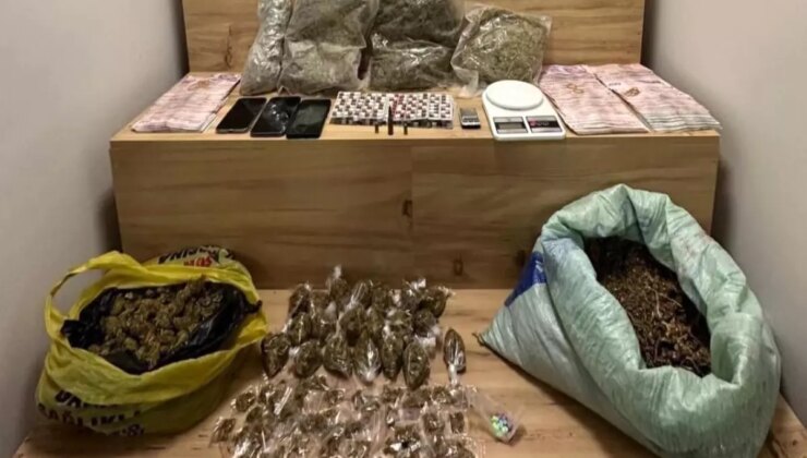 İzmir’de Uyuşturucu Tacirlerine Baskın: 10 Kilo Esrar Ele Geçirildi