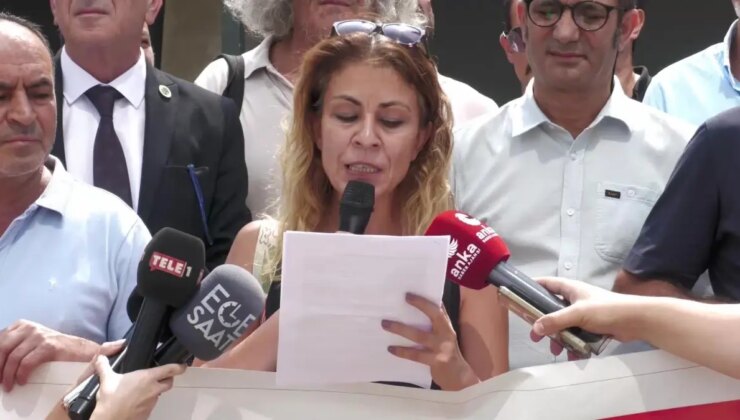 Yargı İşçileri İzmir Adliyesi Önünde Basın Açıklaması Yaptı