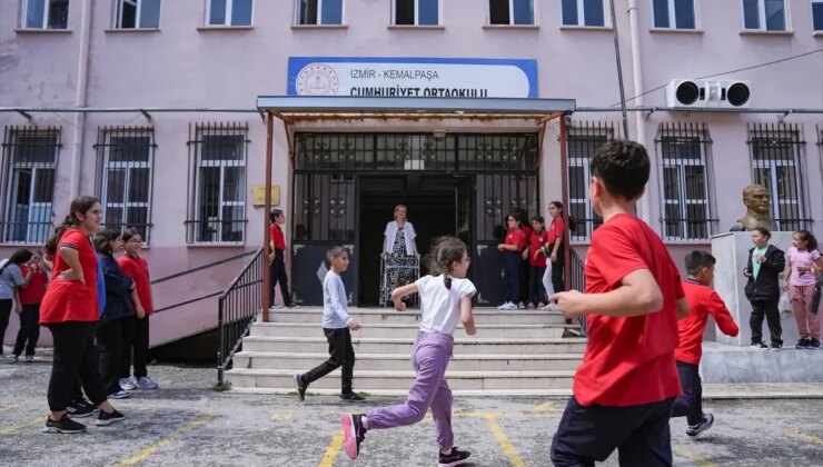 Zelzeleden Sonra Umutla Mesleğine Döndü