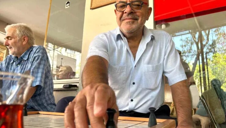 İzmir’de Dama Tutkusu: Her Yaştan Vatandaş Kıraathanede Buluşuyor