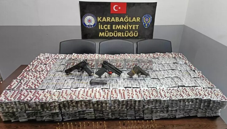 İzmir’de Kuşkulu Araçta 46 Bin Sentetik Ecza ve Ruhsatsız Silah Ele Geçirildi