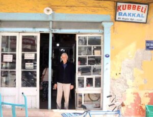 İzmir’deki 100 Yıllık Kubbeli Bakkal, Geçmişi Yaşatıyor