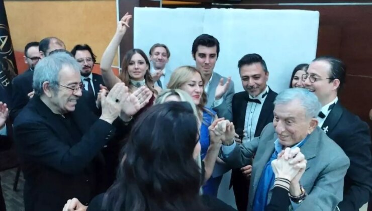 Sahne Tozu Tiyatrosu 20. Yılını Kutladı