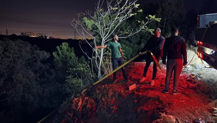 İzmir’de 50 Metrelik Uçuruma Düşen Arabanın Şoförü Yaralandı