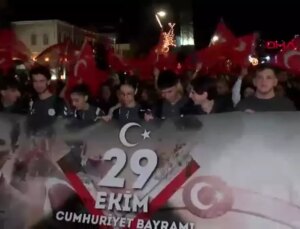 İzmir’de Cumhuriyet Bayramı Coşkusu: Fener Alayı ve Havai Fişek Gösterisi