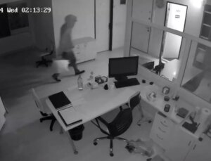 İzmir’de Hırsızlık Şüphelisi Kısa Müddette Yakalandı