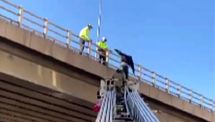 İzmir’de Üniversite Öğrencisi Köprüden Atladı