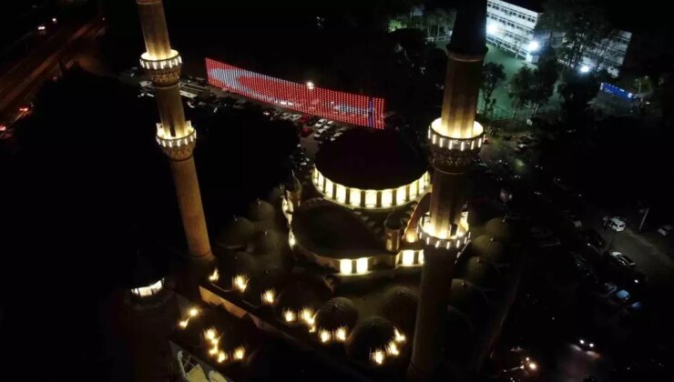 İzmir’de Ramazan ayının birinci teravih namazı kılındı