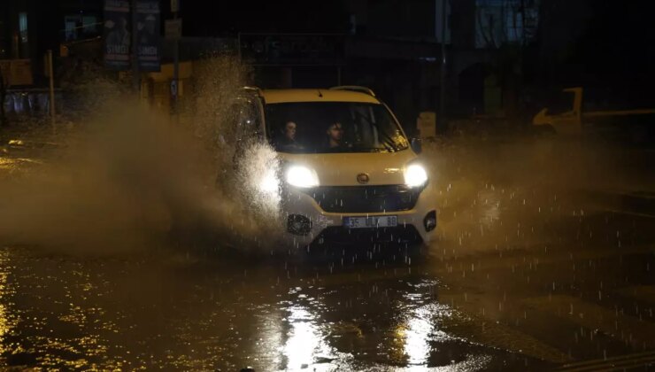 İzmir’de sağanak; cadde ve sokaklar göle döndü