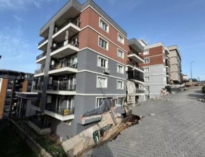 Menemen’de Sağanak Nedeniyle İstinat Duvarı Çöktü, Gruplar Çalışmalara Devam Ediyor